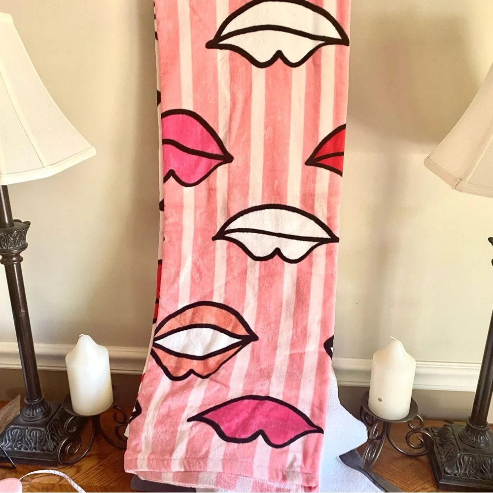 Juicy Couture NWT Pink and Red Lip Print Beach Towel 6 feet long